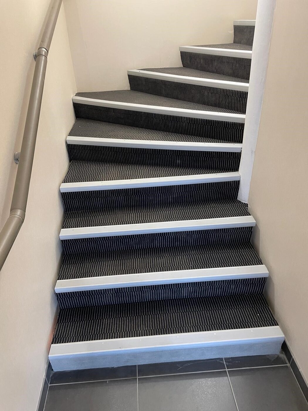 Escalier recouvert de moquette sur-mesure